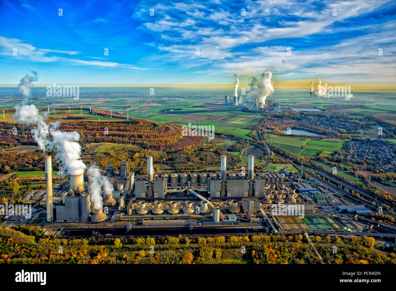 En face de la station d'alimentation, Frimmersdorf derrière power station Neurath BoA et 2u3 power station Neurath nouveau et power station Niederaußem Niederaußem, power station Frimmersdorf, RWE Power Energy Company, brown coal power plant, du lignite dans la région minière de charbon brun autour de Garzweiler et Hambach, l'énergie, l'énergie de transition, Grevenbroich, Rhénanie du Nord-Westphalie, Allemagne, Banque D'Images