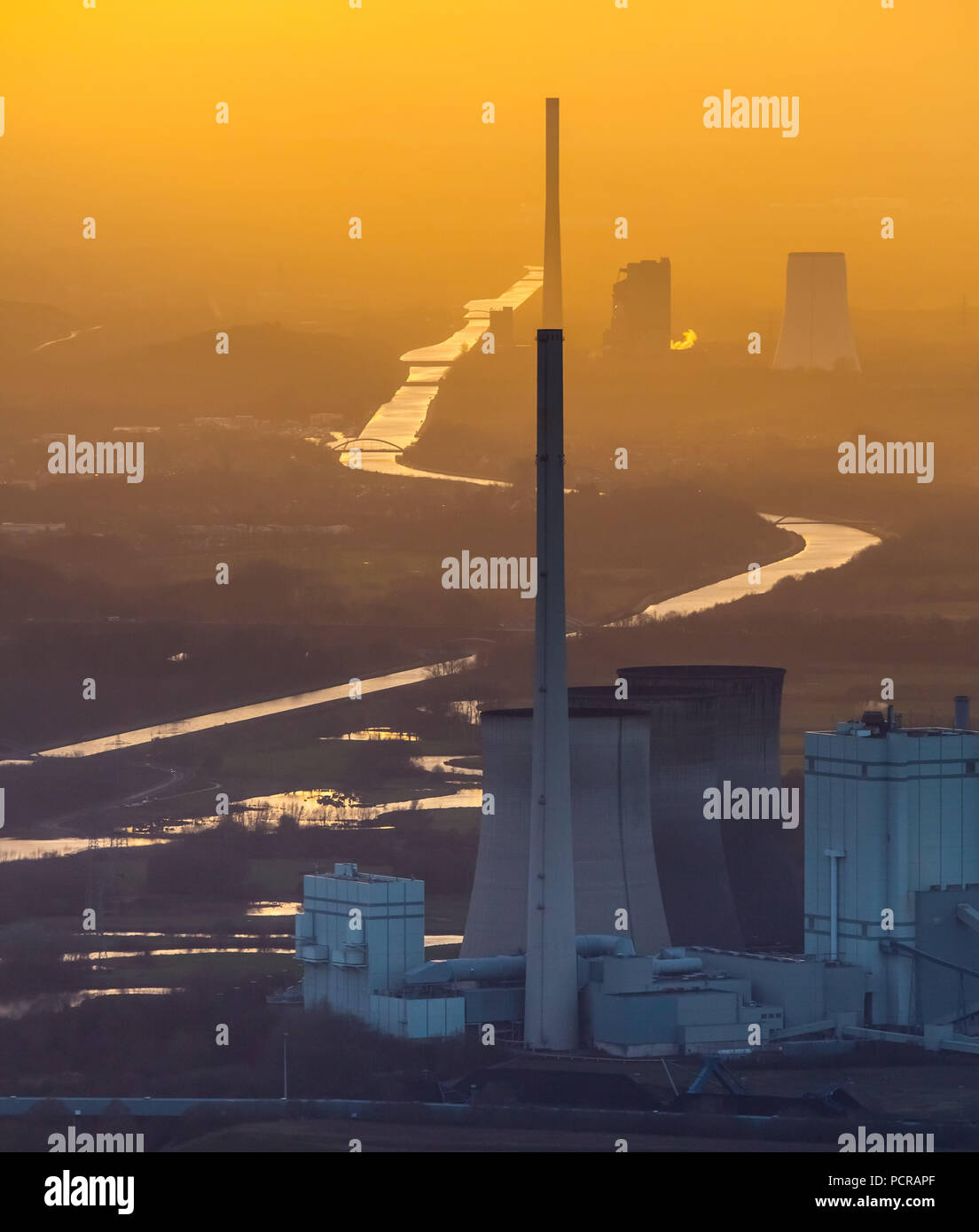 Gersteinwerk power plant, RWE Power, RWE, coal power station à l'avant avec STEAG Bergkamen centrale de charbon derrière, Datteln-Hamm-Kanal, soleil du soir, lumière dorée, romantisme industriel, organisation industrielle, de réflexion, de brume, le smog, Misty météo, situation météo inversion, contrejour, Werne, Ruhr, Rhénanie du Nord-Westphalie, Allemagne Banque D'Images