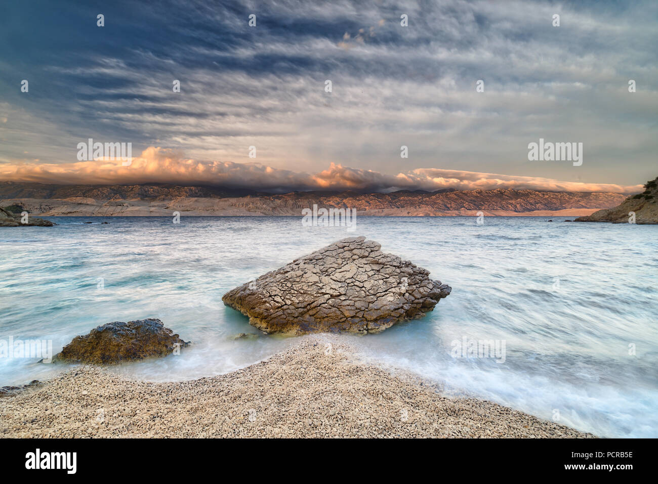 Big Rock sur une plage de galets sur l'île de Pag, Croatie Banque D'Images