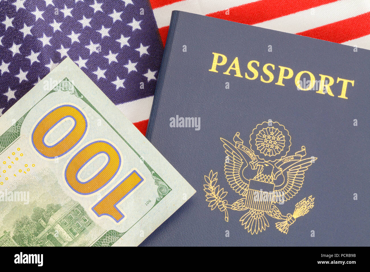Passeport américain Close Up avec de l'argent en plus des USA Flag. Banque D'Images