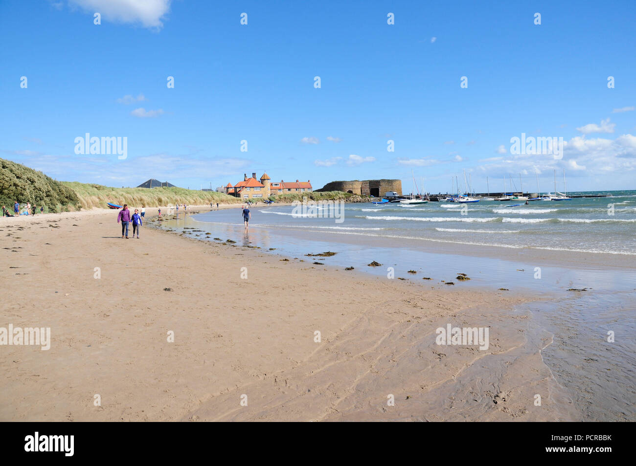 Avec la baie de Beadnell harbour Beadnell et fours à chaux dans la distance sur le chemin de la côte de Northumberland en Northumbrie Banque D'Images