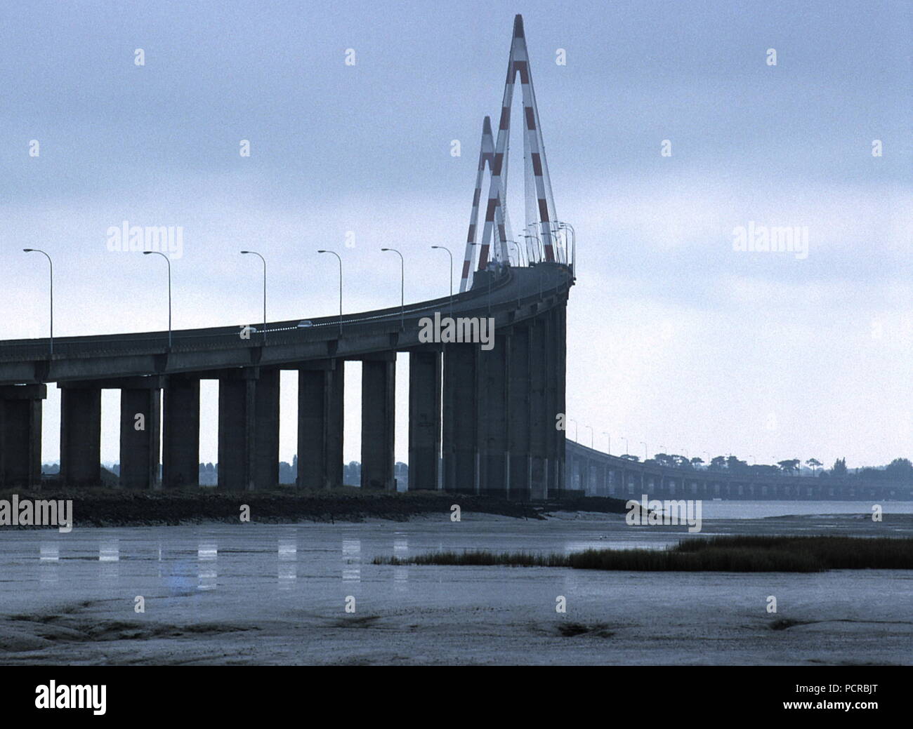 AJAXNETPHOTO. SAINT-NAZAIRE, FRANCE. - PONT DE SAINT NAZAIRE D213 TRAVERSÉE DE LA LOIRE DE SAINT-BREVINS LES PINS. PHOTO:JONATHAN EASTLAND/AJAX REF:490064 9 94 Banque D'Images