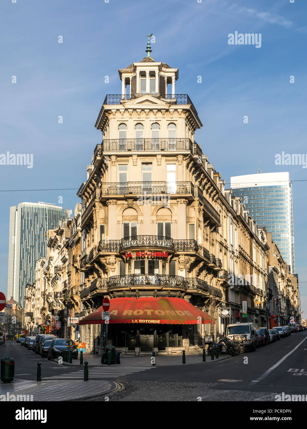 Quartier résidentiel, dans le centre-ville, maison d'angle triangle avec façades typiques des bâtiments résidentiels à Bruxelles, derrière le bâtiment de bureaux modernes Banque D'Images