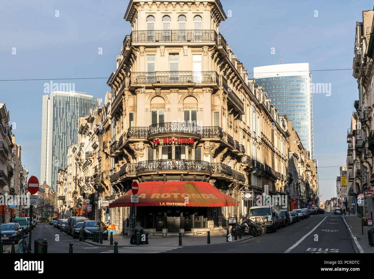 Quartier résidentiel, dans le centre-ville, maison d'angle triangle avec façades typiques des bâtiments résidentiels à Bruxelles, derrière le bâtiment de bureaux modernes Banque D'Images