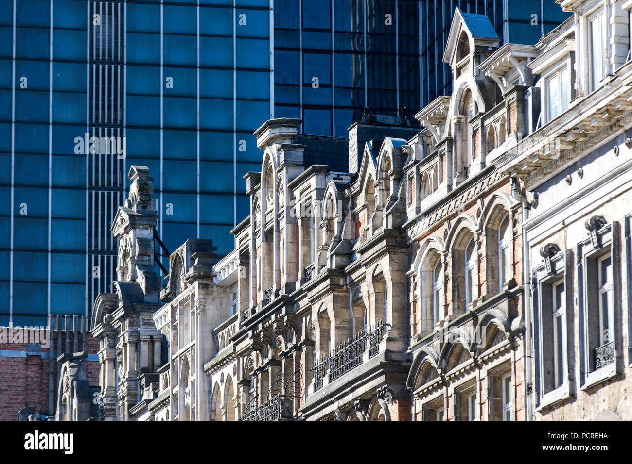 Vieilles façades, pignons de bâtiments résidentiels et commerciaux sur la Place de Brouckere, dans le centre-ville de Bruxelles, Banque D'Images