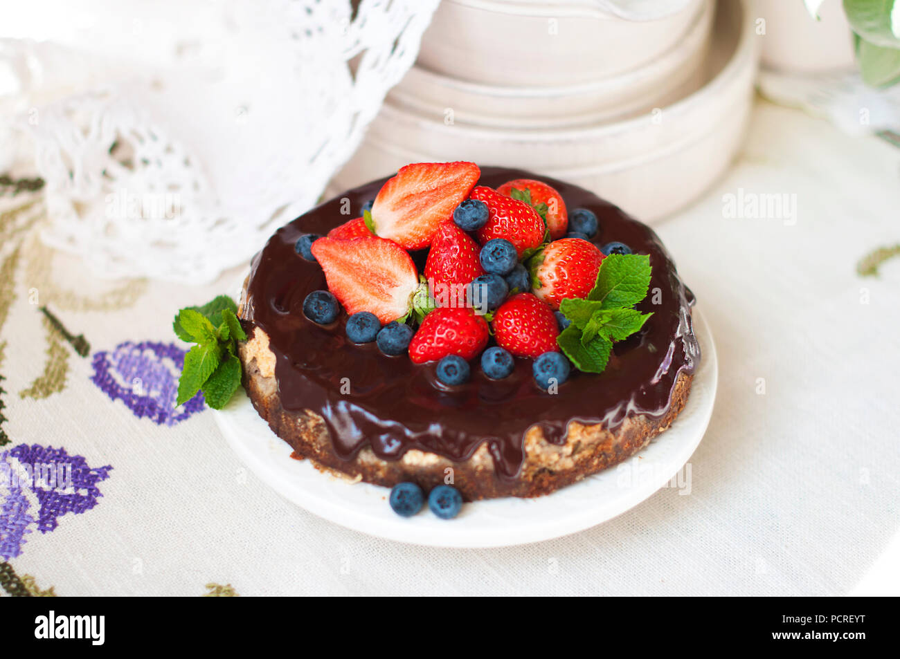 Gateau Avec Les Baies Fraiches Et Creme Sur Fond De Bois Ancien Selective Focus Photo Stock Alamy