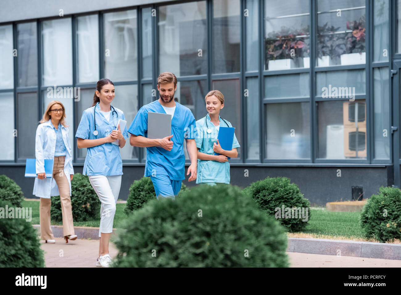 Les étudiants en médecine et professeur à l'université près de la rue de marche Banque D'Images