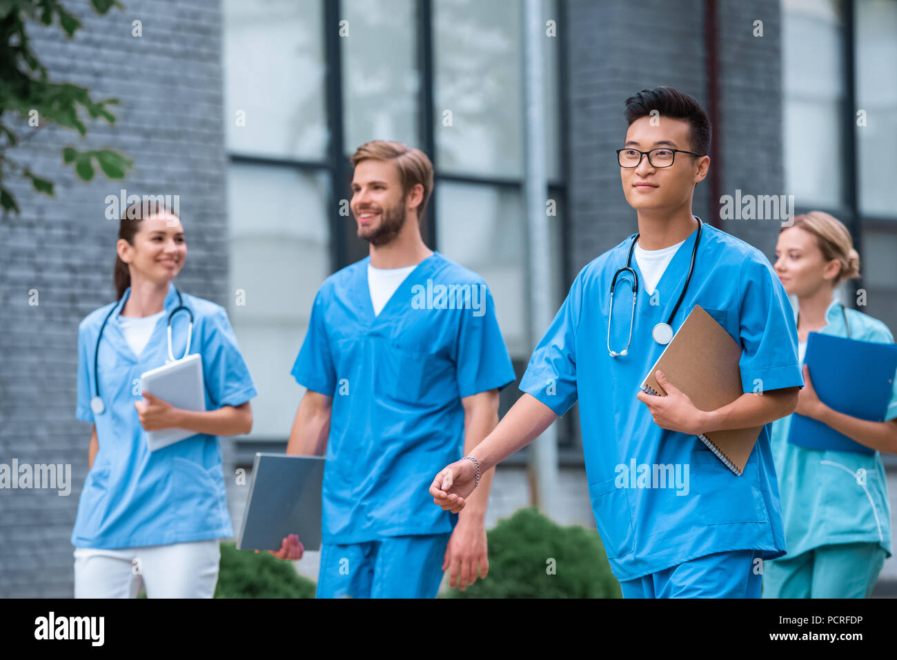 Les étudiants en médecine multiculturelle joyeuse autour de l'université de médecine Banque D'Images