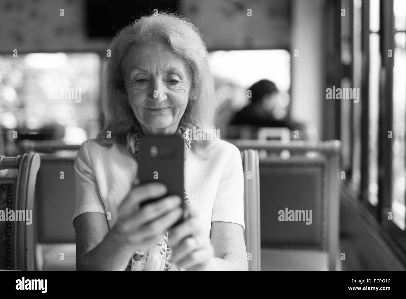 Portrait of Senior Woman Using Mobile Phone Banque D'Images