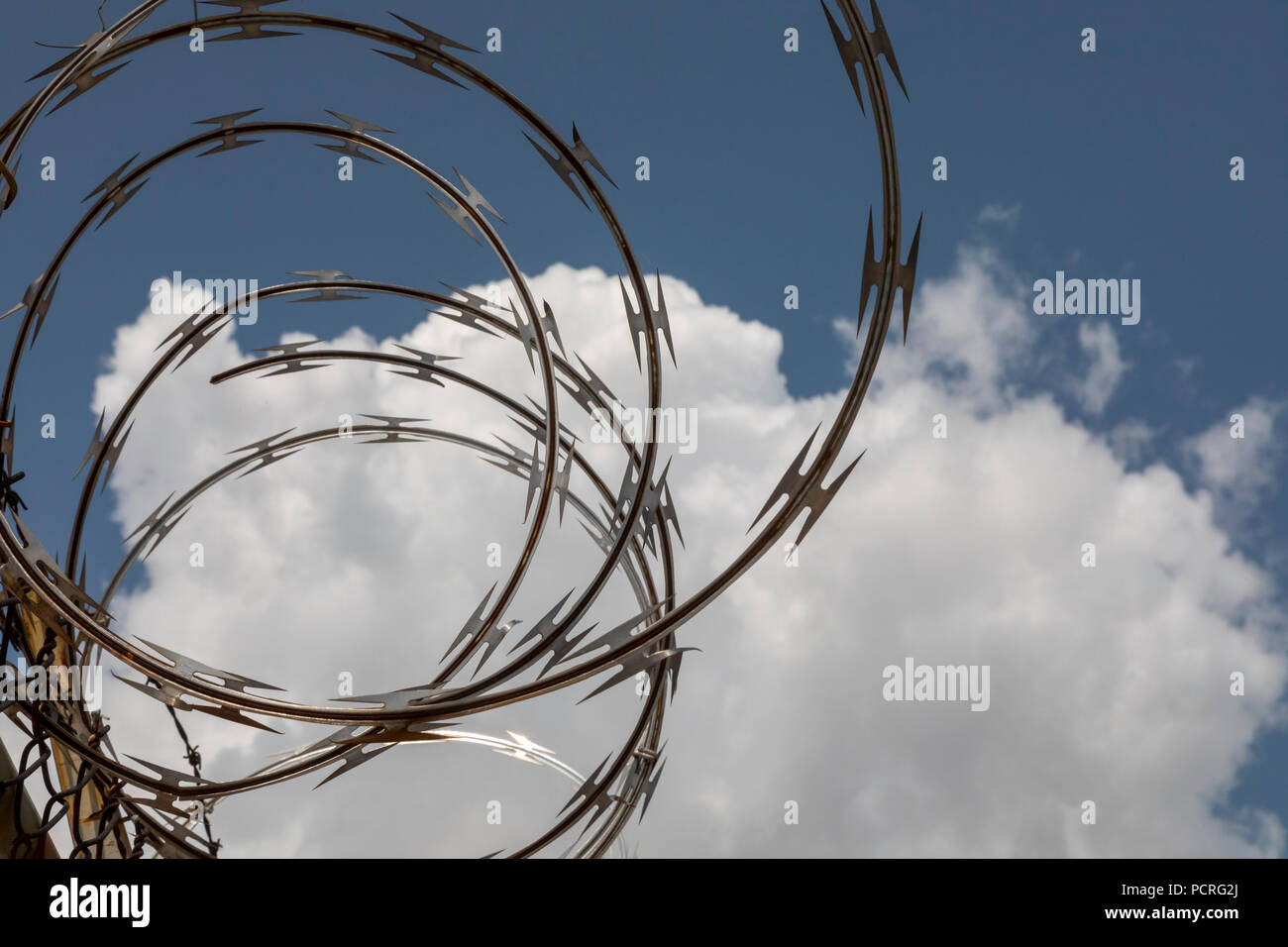 Detroit, Michigan - barbelés sur un bâtiment industriel. Banque D'Images