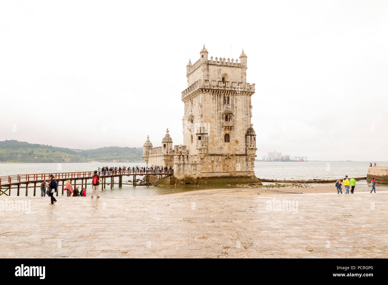 La Tour de Belém à Lisbonne, Portugal. Les touristes s'alignent sur un jour de pluie à visiter le site. Banque D'Images