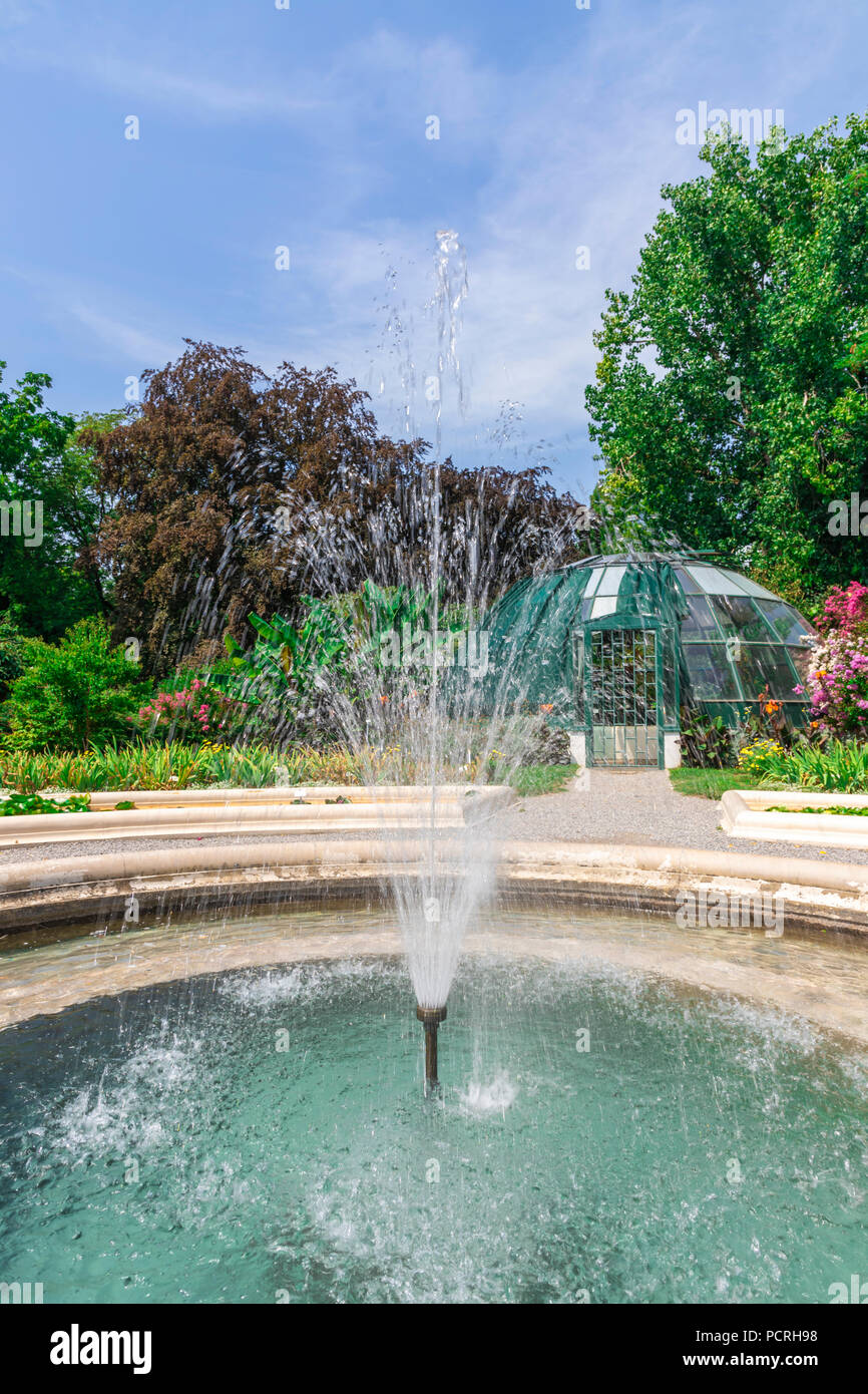 Fontaine dans un jardin botanique à Zagreb lors d'une journée ensoleillée Banque D'Images