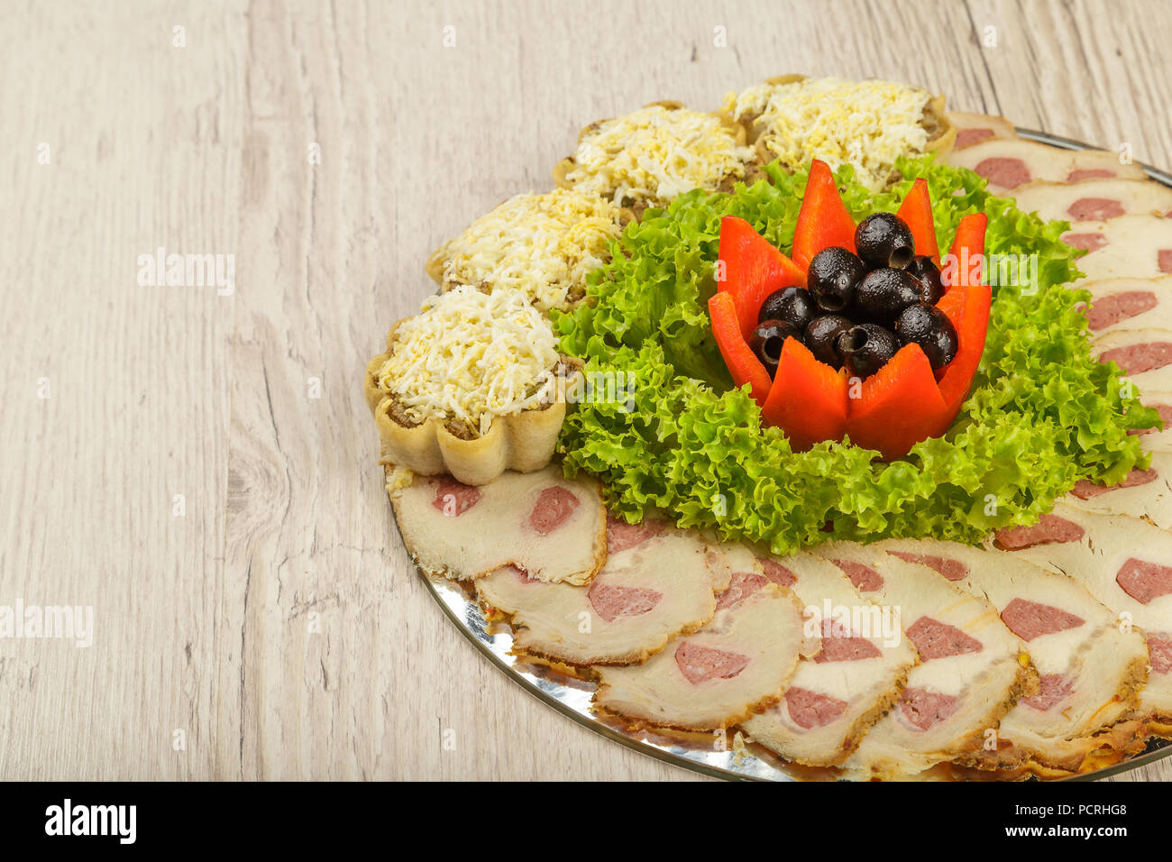 Tranches de viande sur un miroir plat à décor de verdure. Banque D'Images