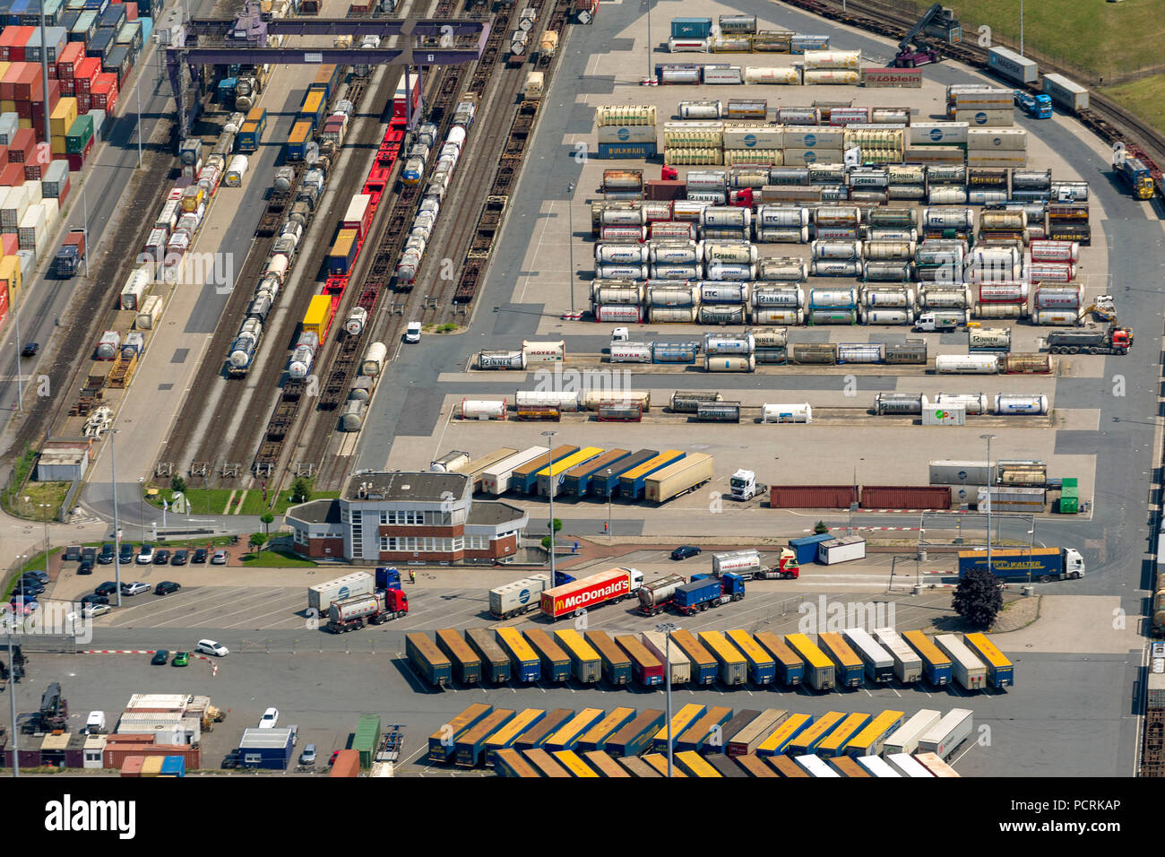 Port de Duisburg, port intérieur, port à conteneurs, Duisport, vue aérienne du port de Duisburg, Duisburg Banque D'Images