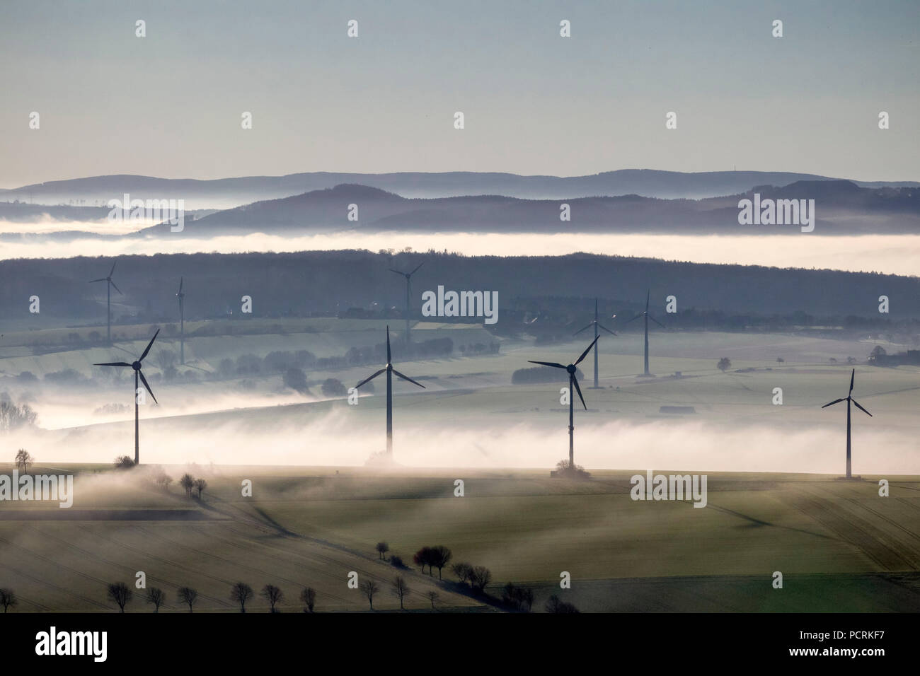 Éoliennes sur Haarstrang Hills près de ens et réservoir Möhne, matin, brouillard, Sauerland Banque D'Images