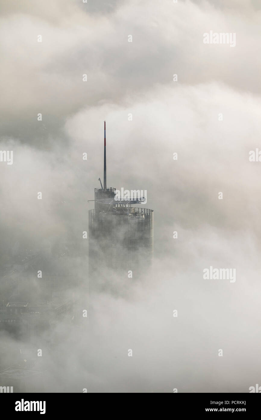 Les nuages d'automne au-dessus du centre-ville de Essen, Essen avec RWE skyline Tower, vue aérienne de Essen, Ruhr Banque D'Images