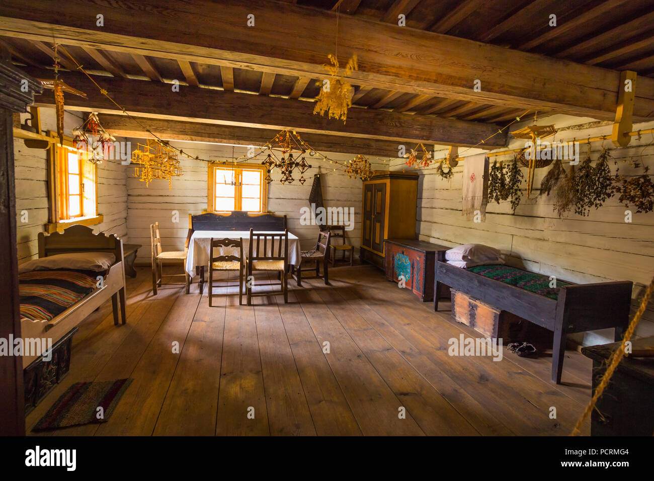 Chambre dans l'ancienne maison de ferme. La Lettonie. Banque D'Images