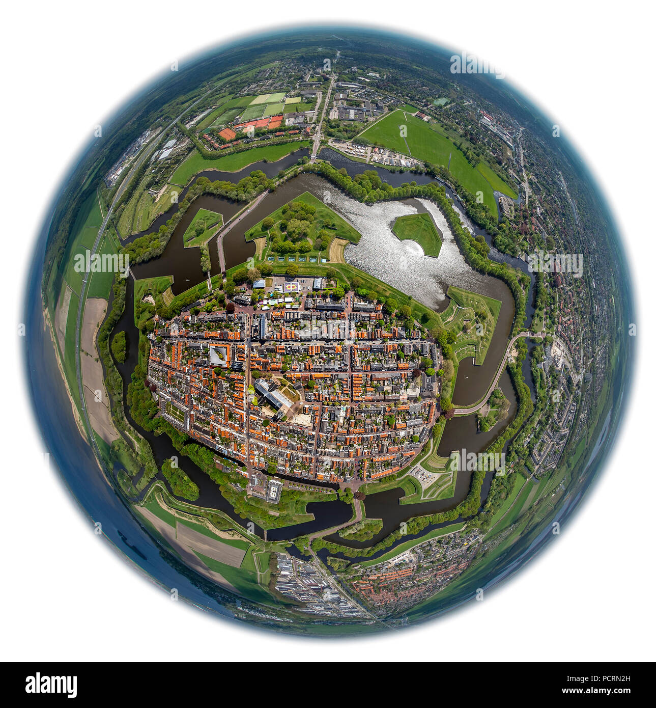 Bastion Oud Molen, Naarden, forteresse d'acquisition de Naarden avec maison de village et l'église, Grande Église ou église Saint-vitus, forteresse médiévale, ville fortifiée, North Holland, Amsterdam, Hollande du Nord, Pays-Bas Banque D'Images