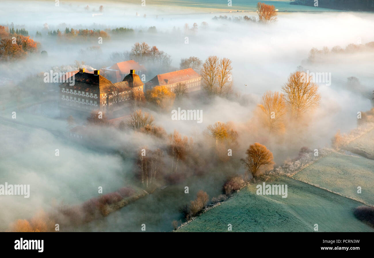 Château Oberwerries, matin, brume sur la Lippe. Lippe marsh, aube sur Hamm, vue aérienne de Hamm, Ruhr Banque D'Images