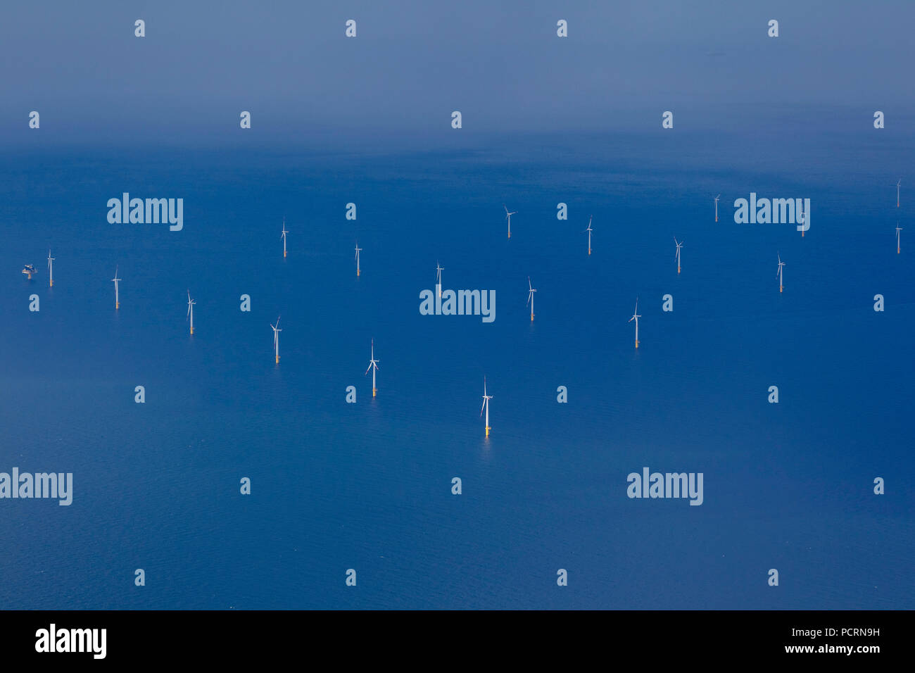 Vue aérienne de la ferme éolienne, EnBW Baltic 1, éoliennes en mer au large de la côte de la mer Baltique Mecklembourg-Poméranie-Occidentale, du nord de la péninsule Fischland-darss-Zingst, usine éolienne, l'énergie éolienne, Darßer Ort, mer Baltique, 1, l'Allemagne, de l'Europe Banque D'Images