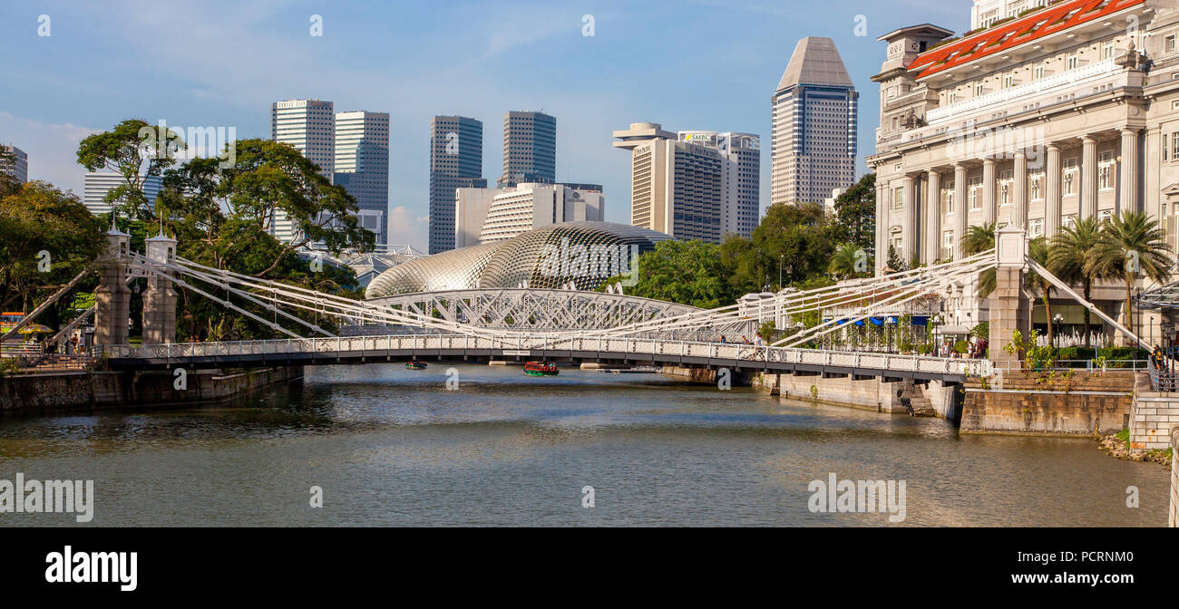 À Fullerton Hotel Singapore River et gratte-ciel du quartier financier, Secteur Central, Central Business District, pont Anderson, Singapour, Asie, Singapour Banque D'Images