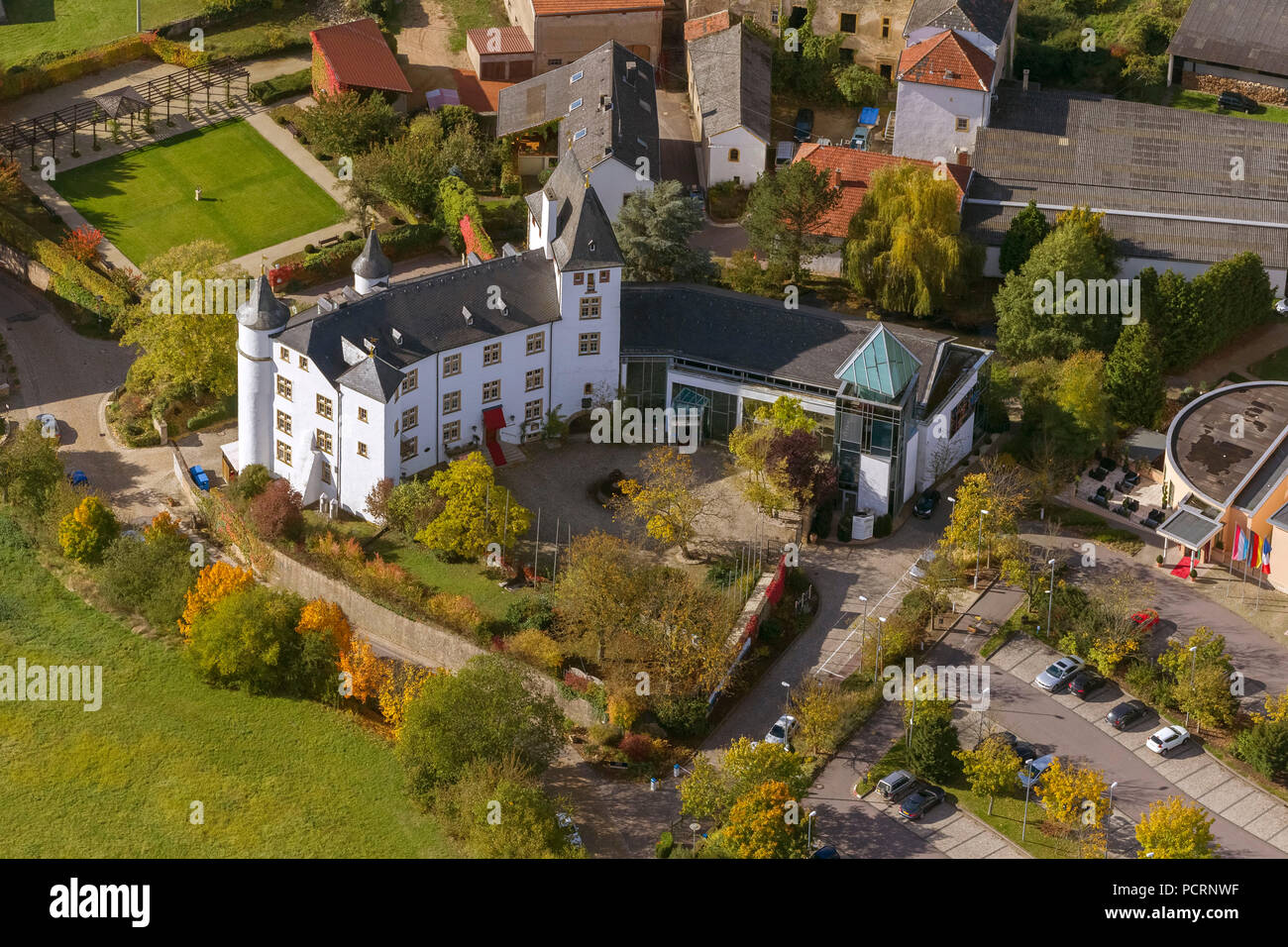 Aerialview, Saarländische Spielbanken GmbH Casino Schloss Berg, château Renaissance sur la partie supérieure de Mosel, Casino Schloss Berg, Nennig, Perl, Centre, Centre, France, Europe Banque D'Images