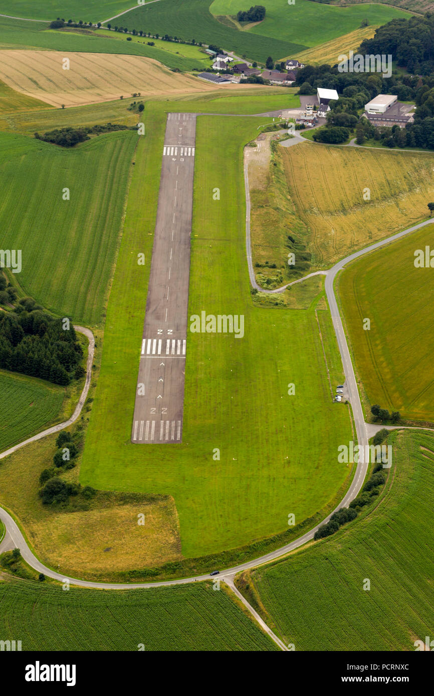 Vue aérienne de l'aérodrome, Meschede - Schueren, aérodrome, piste, Meschede, Sauerland, Maerkischer Kreis, Nordrhein-Westfalen, Germany, Europe Banque D'Images