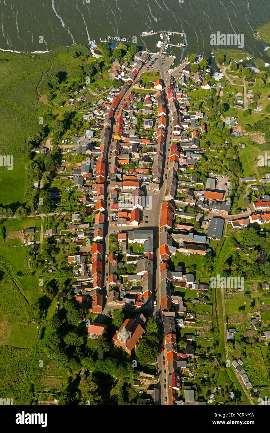 Vue aérienne, Église et Presbytère Johannis II, street village, Boddengewässer est, Lassan, Bavière, Allemagne, Europe Banque D'Images