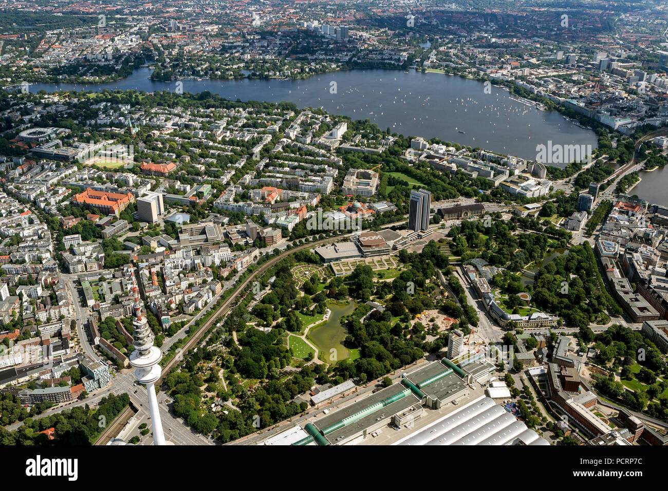 Photo aérienne, Centre de Congrès de Hambourg, du parc Planten un Blomen, le CCH Radison SAS Hotel - L'hôtel le plus élevé de Hambourg Dammtor, au lac Inner Alster, l'Alster, pont Kennedy, Hambourg, Hambourg, Allemagne, Europe Banque D'Images