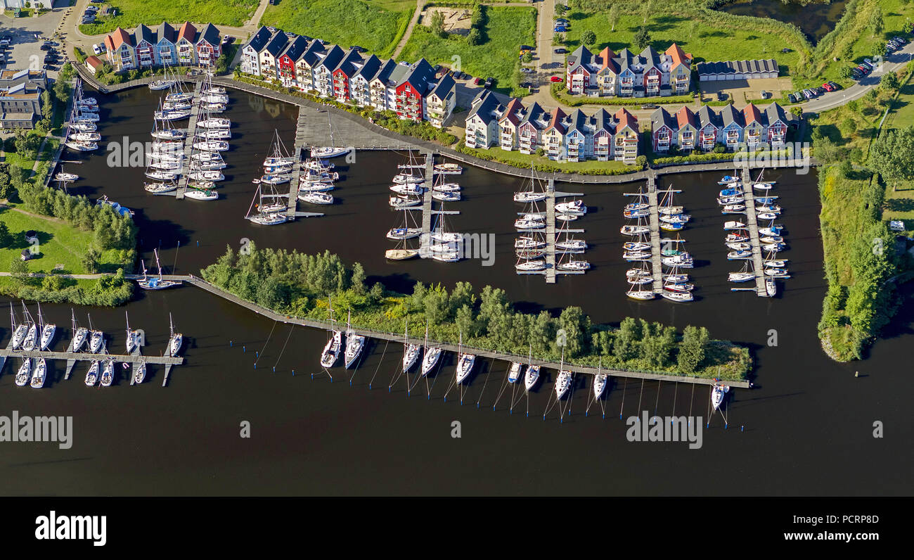 Vue aérienne du port de yacht, Greifswald, Ryck, port aux maisons colorées, Holzteichstraße, parc bateau GbR York de Raven, Greifswald, Peene, Bavière, Allemagne, Europe Banque D'Images