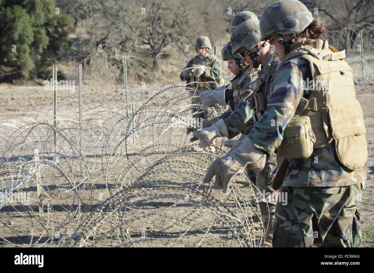 Attribué à Seabees Mobile Naval Construction Battalion 3 place de l'entreprise Alpha fil protecteur autour de leur camp à la base d'opérations avancée frontière au cours de l'exercice d'entraînement sur le terrain. Avant chaque déploiement des bataillons Seabee mener une semaine 2-4 que tous les tests de FTX leurs compétences dans un environnement tactique avant chaque déploiement. NMCB 3 est un élément d'expéditionnaires des forces navales des États-Unis offrant des services de construction, d'ingénierie et services de sécurité à l'appui de la stratégie nationale, projection de puissance navale, de l'aide humanitaire et des opérations de contingence. Banque D'Images