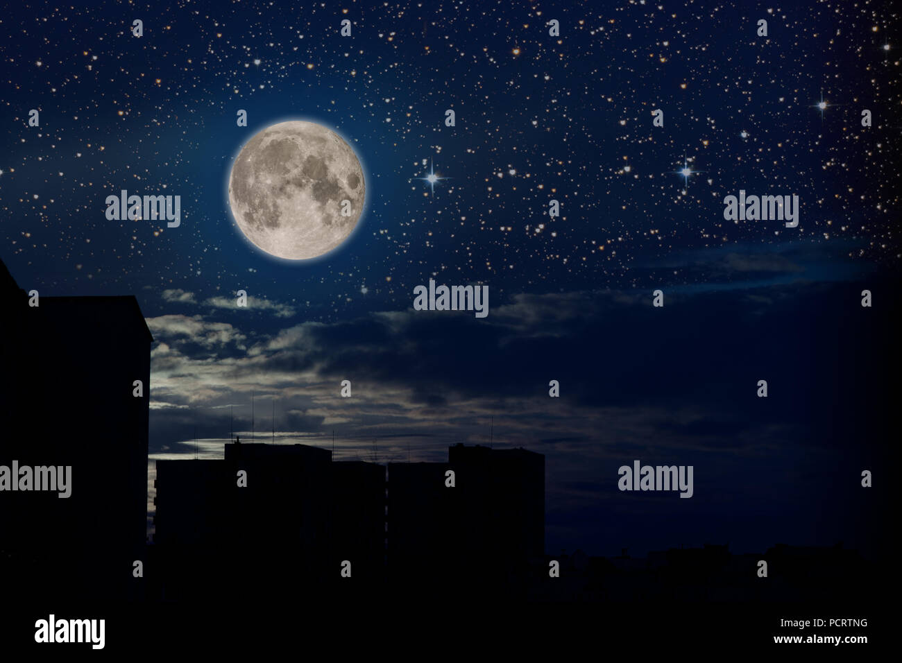 Pleine Lune Et Le Ciel Avec Des étoiles Et Quelques Nuages