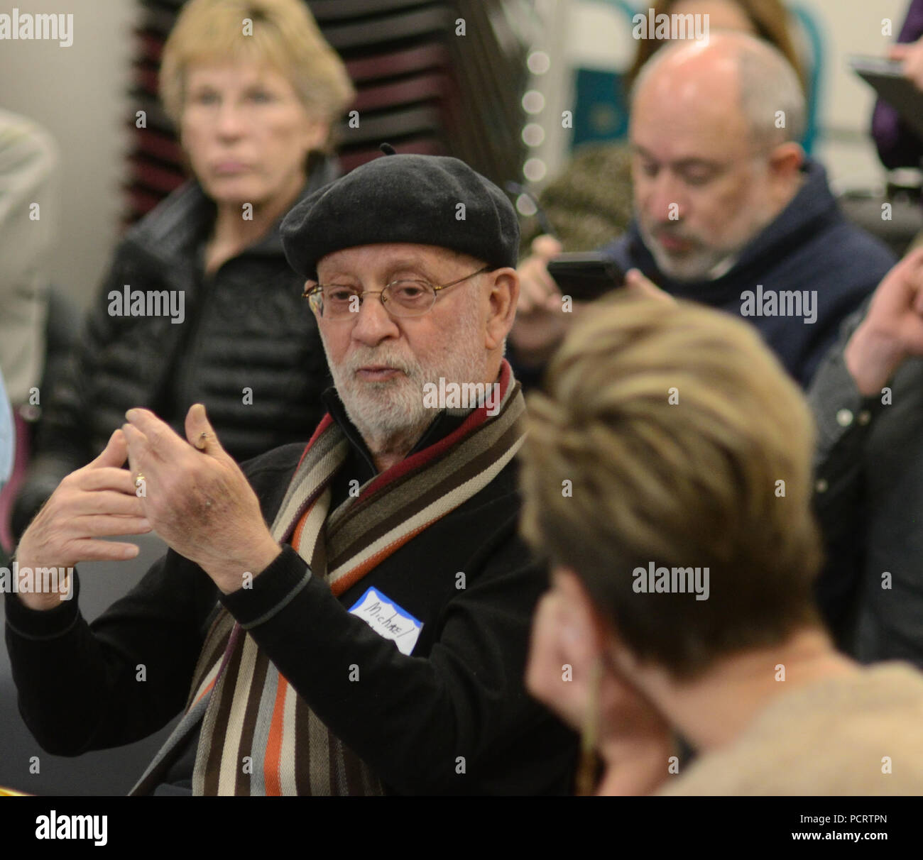 Un résident de blocs tout en faisant des gestes en faveur d'un rappel au cours d'un 'Chat' avec le Conseil réuni à Boulder. Banque D'Images