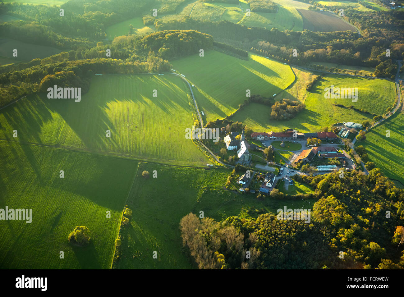 Ancien couvent, monastère maintenant et le monastère des sœurs de Sainte Marie Madeleine Postel dans le Sauerland vallonné, lumière du soir, long shadow, Arnsberg, Sauerland, Rhénanie du Nord-Westphalie, Allemagne Banque D'Images