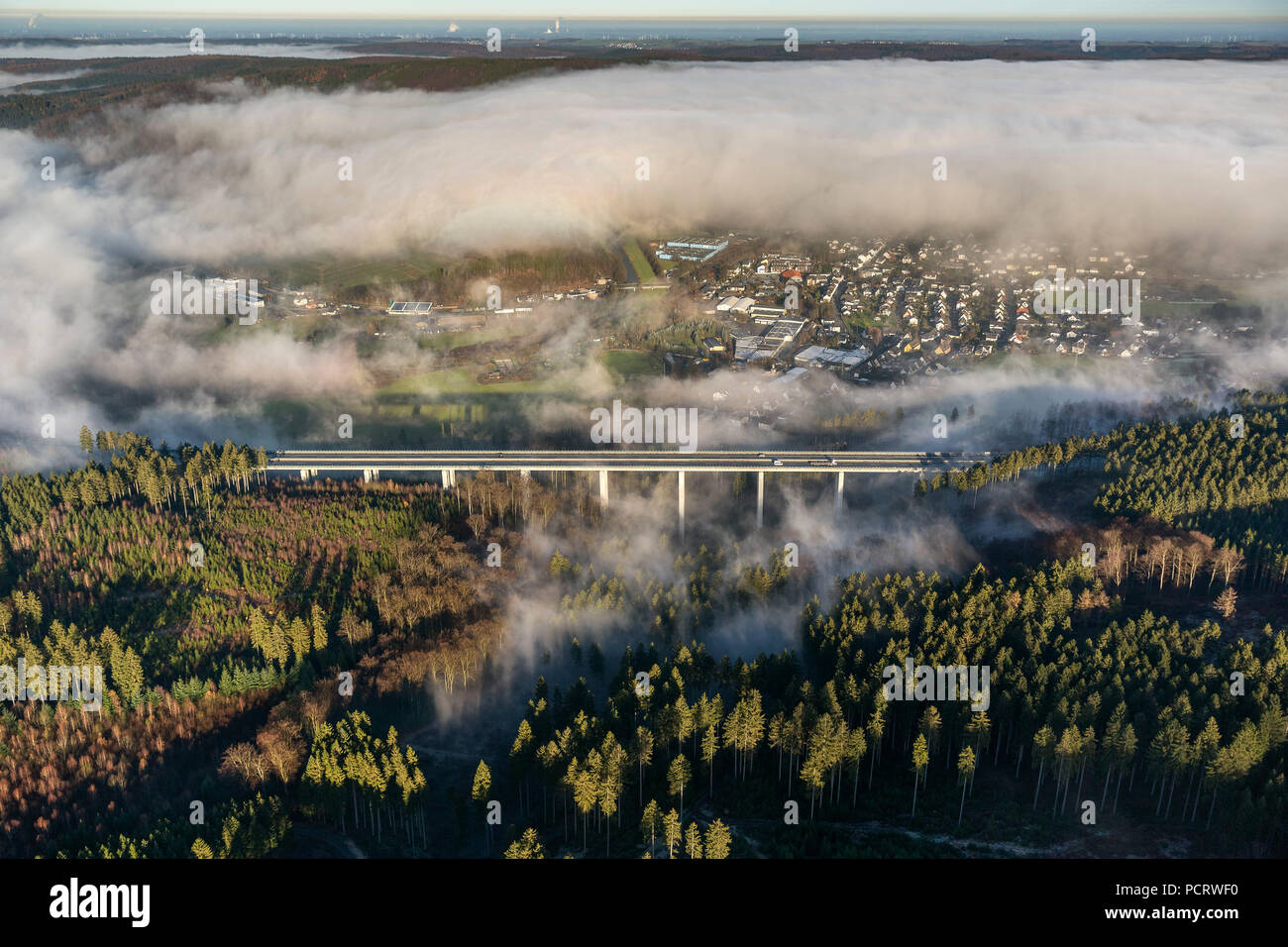 Vue aérienne d'Arnsberg, Oeventrop, pont de l'autoroute A46 dans le brouillard, nuages de basse altitude, Sauerland Banque D'Images