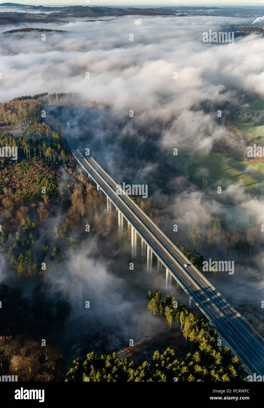 Vue aérienne d'Arnsberg, Oeventrop, pont de l'autoroute A46 dans le brouillard, nuages de basse altitude, Sauerland Banque D'Images