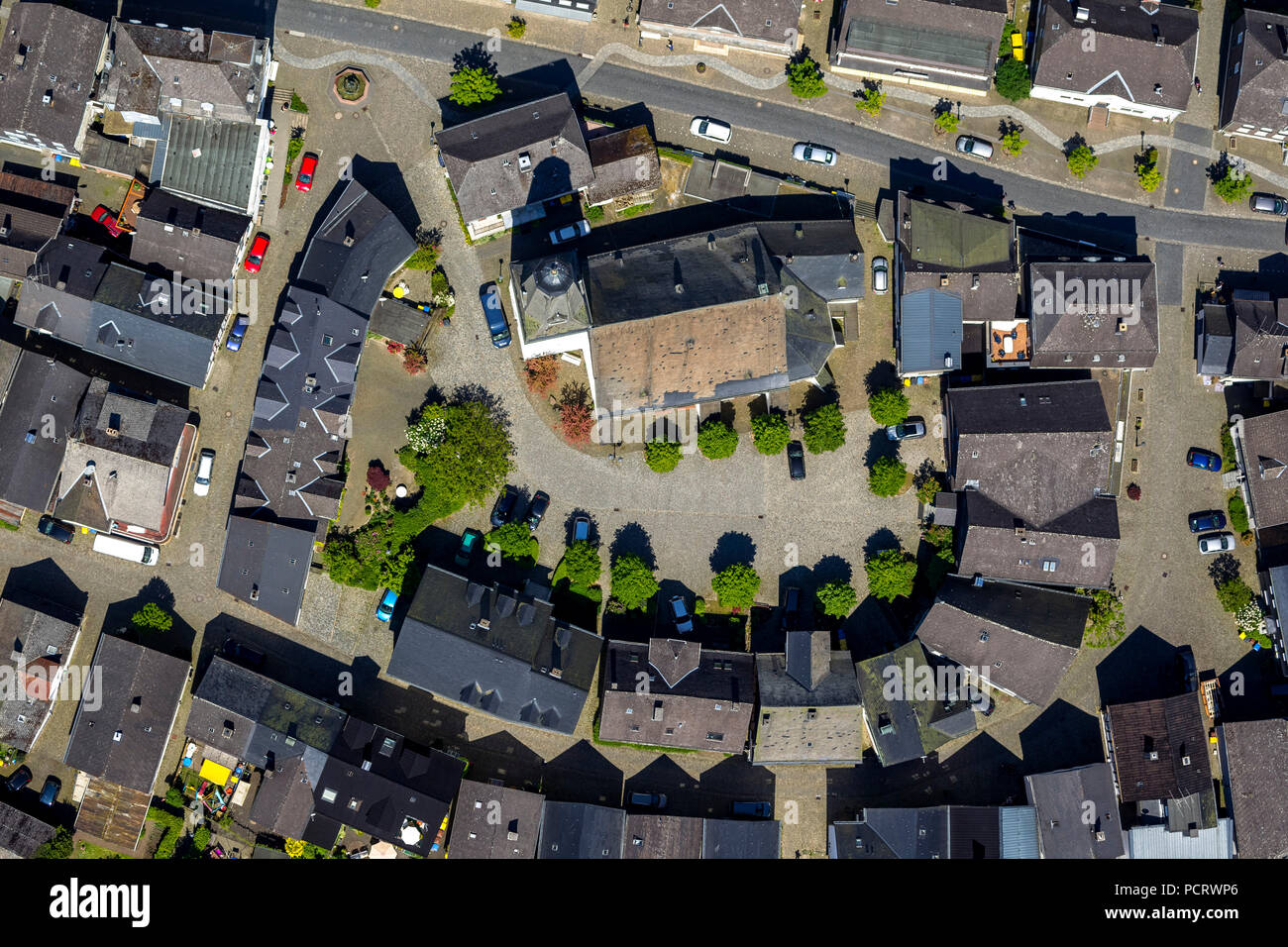 Maisons à colombages, place de l'église, ensemble autour de l'église évangélique ville Bad Laasphe, vieille ville, vue aérienne, Bad Laasphe, district Siegen Wittgenstein, Rhénanie du Nord-Westphalie, Allemagne Banque D'Images