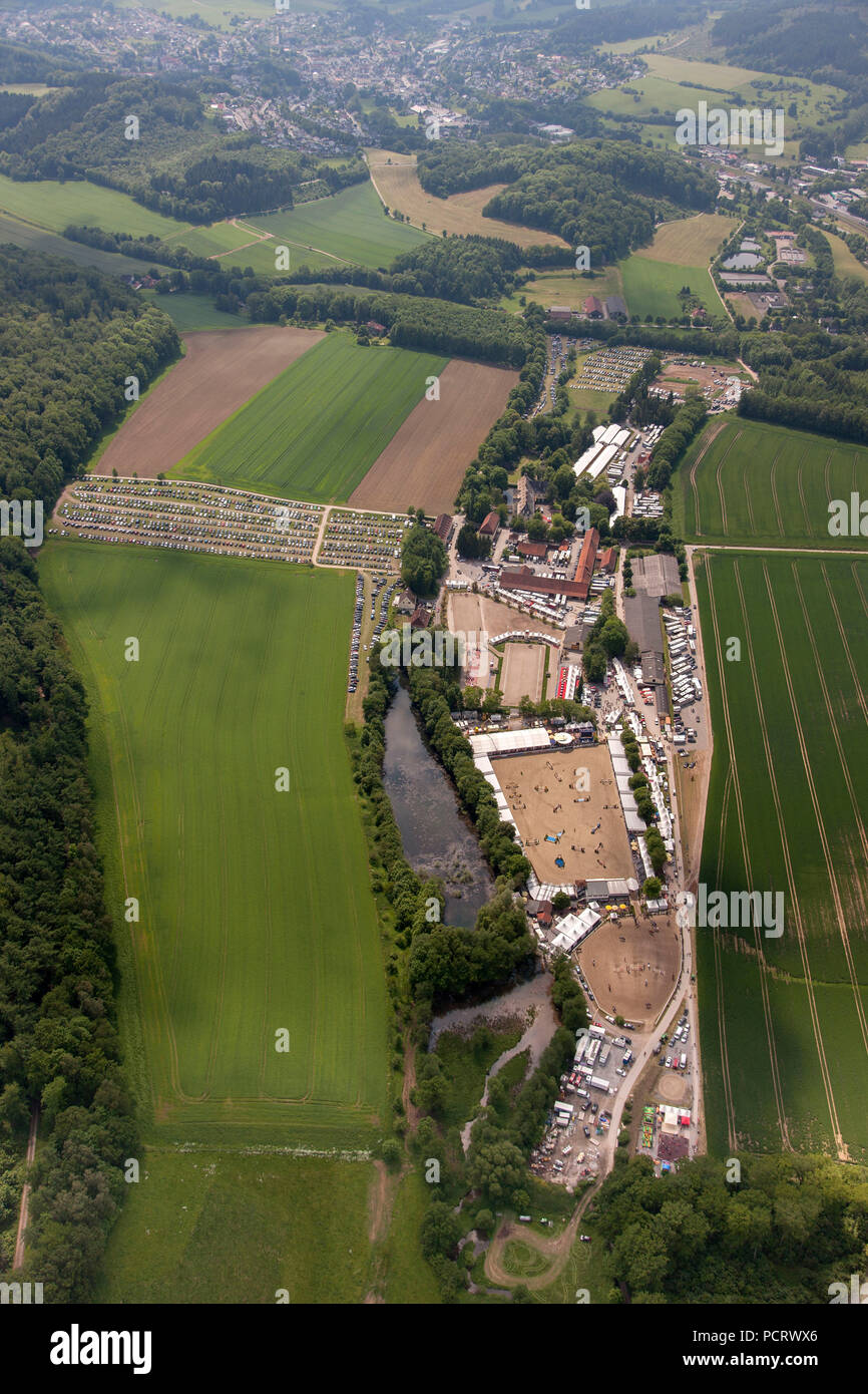 Vue aérienne, spectacle équestre, Weinsberg, optimale, Horse Show Jumping Horse Show, DM, près de Château Wocklum Balve, vue aérienne, le centre équestre, Weinsberg, Sauerland, Nordrhein-Westfalen, Germany, Europe Banque D'Images