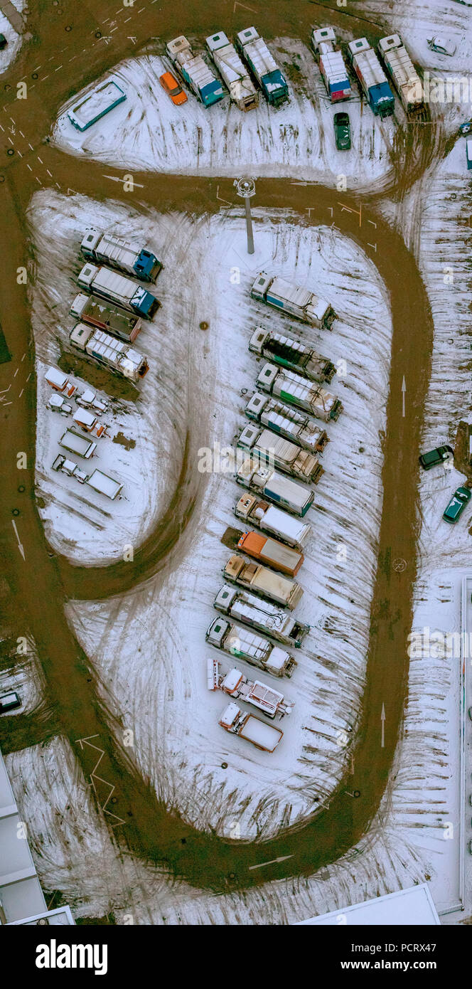 Vue aérienne, camion garé sur la place de parking de l'Hôtel de Ville de technique, neige, Hamm, Ruhr, Nordrhein-Westfalen, Germany, Europe Banque D'Images