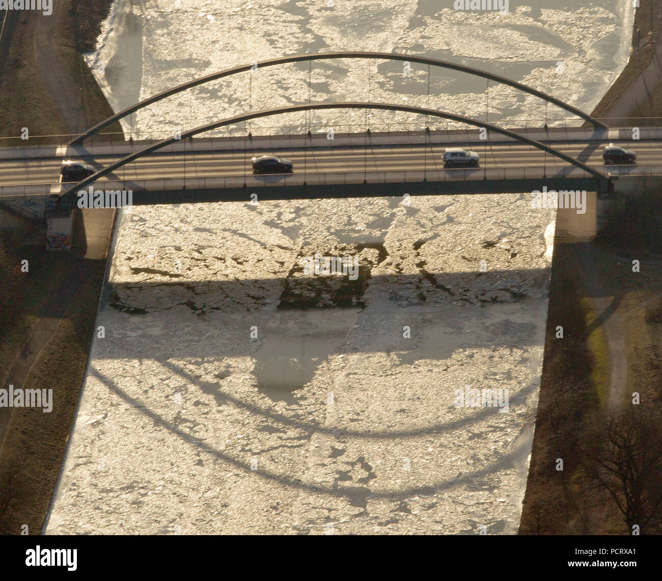 Vue aérienne, d'eau gelés, les banquises, ponts au-dessus de la canal Wesel-Datteln, Voerde, Ruhr, Nordrhein-Westfalen, Germany, Europe Banque D'Images