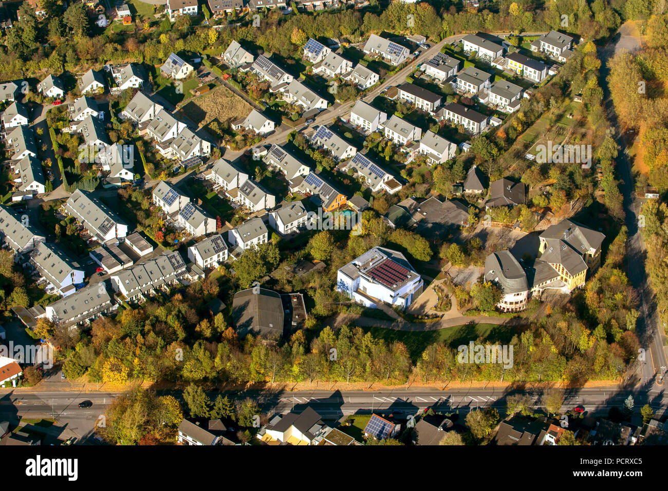 Vue aérienne, mitoyenne au logement, nouveau lotissement Am Stenshof, les toits solaires, systèmes photovoltaïques, Waldorf School Hoentrop en automne, golden Octobre, Bochum, Wattenscheid, Ruhr, Nordrhein-Westfalen, Germany, Europe Banque D'Images