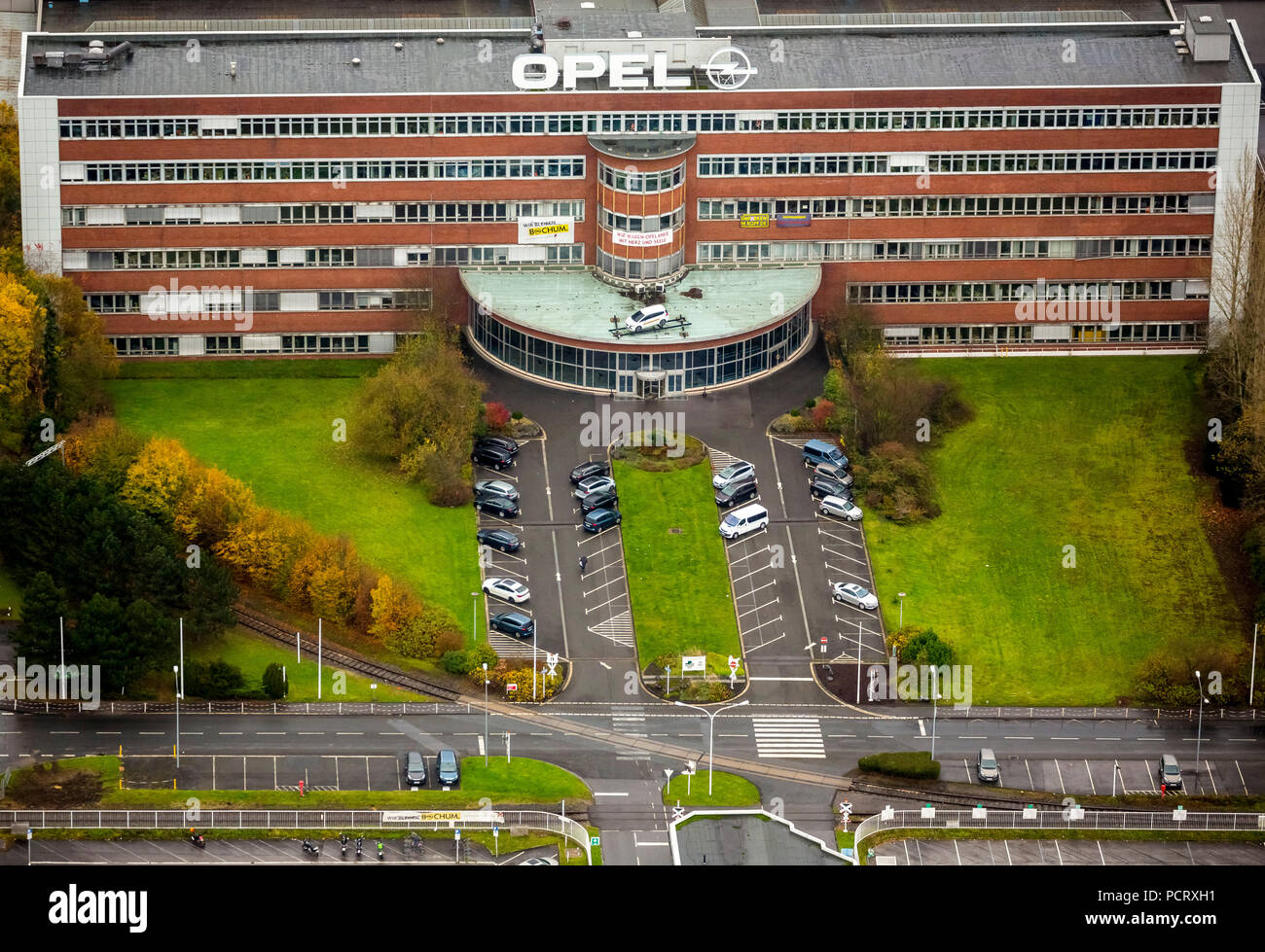 Bâtiment de l'administration d'OPEL est discuté à devenir un monument, la bannière avec la phrase 'Wir waren OPELaner mit Herz und Seele', fermeture imminente de l'usine Opel de Bochum, je de la Ruhr, Bochum, Rhénanie du Nord-Westphalie, Allemagne Banque D'Images