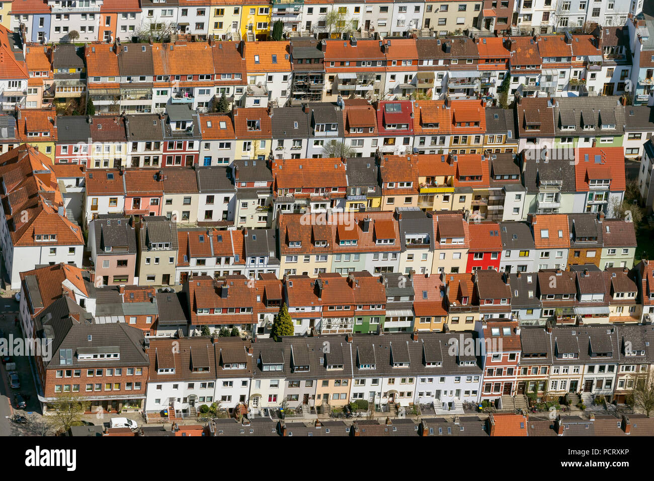 Rangée de maisons du quartier Findorff, louer maisons, appartements, penthouses, toits de tuiles rouges, vue aérienne, photos aériennes de Brême Banque D'Images