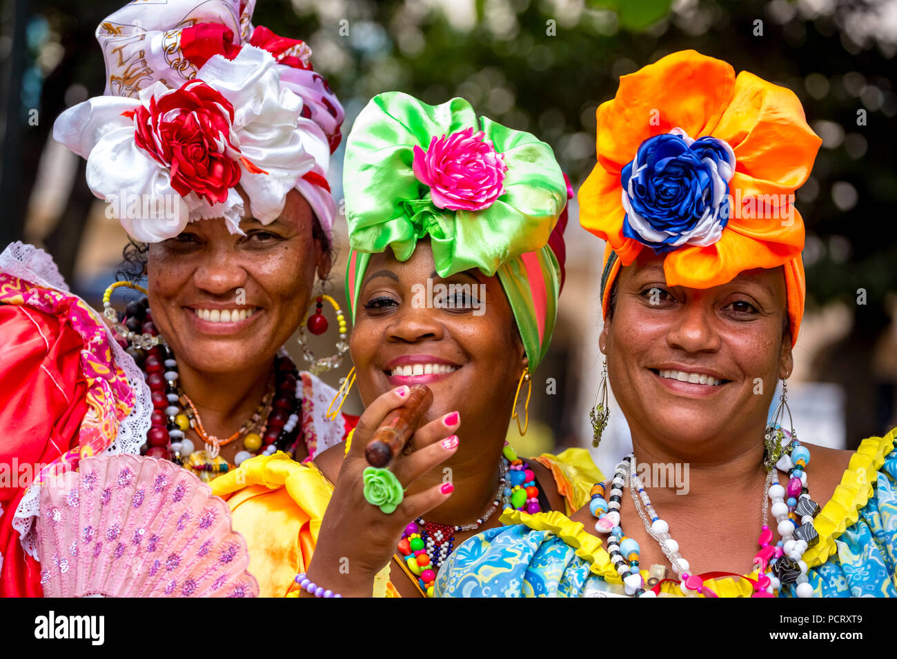 Trois beautés cubaines dans les rues de la vieille Havane dans leurs costumes colorés d'inspiration espagnole, La Habana, Cuba, Caraïbes, Amérique Centrale, La Habana, Cuba Banque D'Images