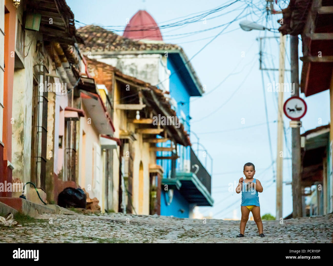 Petit garçon avec des couches se dresse sur la rue, scène de rue dans le centre-ville historique de Trinidad, Trinidad, Cuba, Holguín, Cuba Banque D'Images