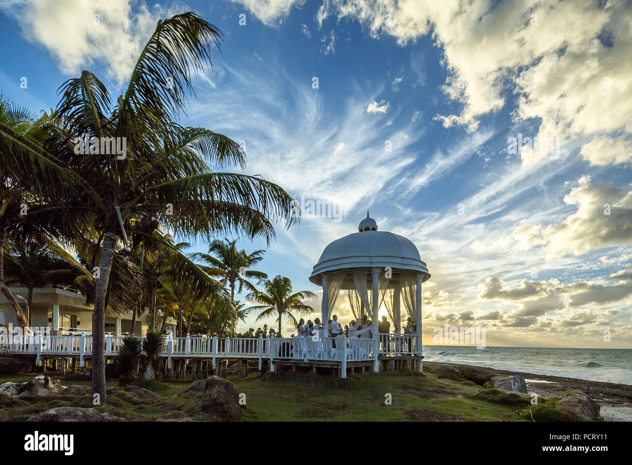 Pavillon de mariage à la plage de Varadero avec coucher du soleil dans le complexe de l'hôtel Paradisus Varadero Resort & Spa, Varadero, Cuba, Matanzas, Cuba, Amérique Centrale Banque D'Images