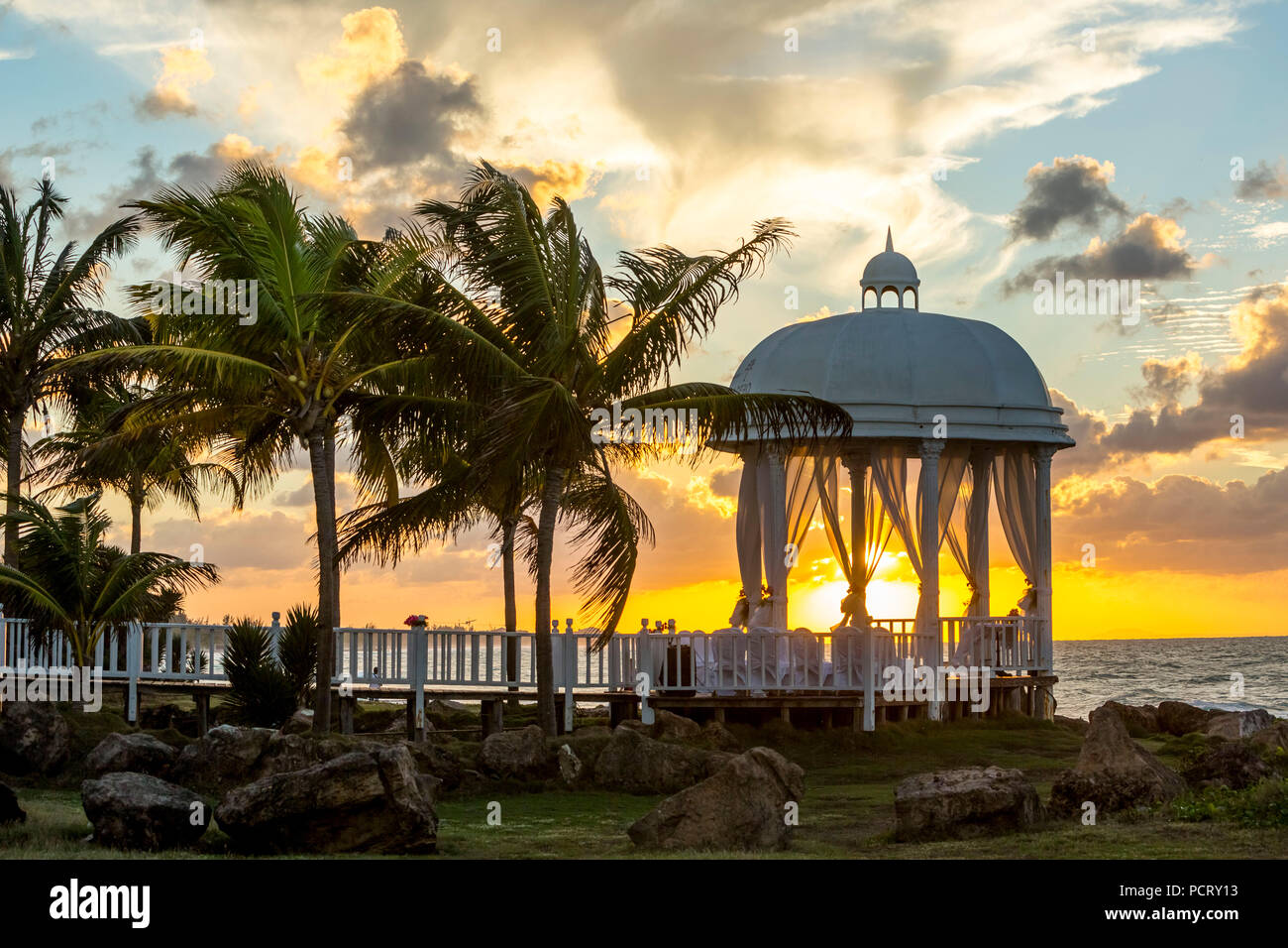 Pavillon de mariage à la plage de Varadero avec coucher du soleil dans le resort Paradisus Varadero Resort & Spa, des palmiers, des nuages, de la romance, Varadero, Cuba, Matanzas, Cuba, Amérique du Nord Banque D'Images