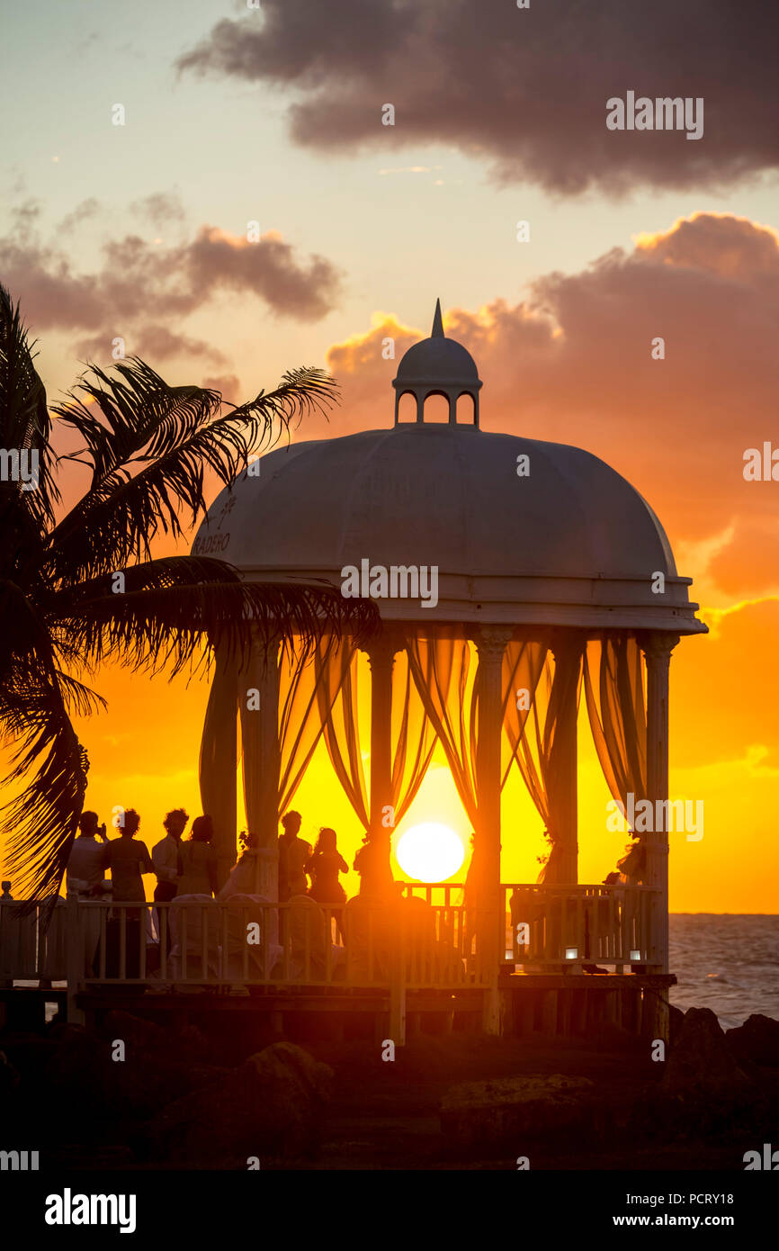 Pavillon de mariage à la plage de Varadero avec coucher du soleil dans le resort Paradisus Varadero Resort & Spa, des palmiers, des nuages, de la romance, Varadero, Cuba, Matanzas, Cuba, Amérique du Nord Banque D'Images