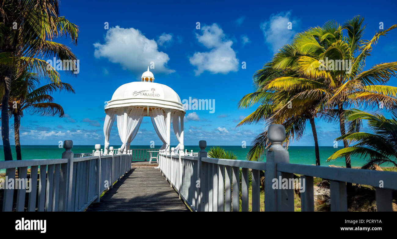 Pavillon de mariage de l'Hôtel Paradisus Varadero Resort & Spa Varadero, pont en bois, de romance, de ciel bleu, Cuba, Matanzas, Cuba, Amérique du Nord Banque D'Images