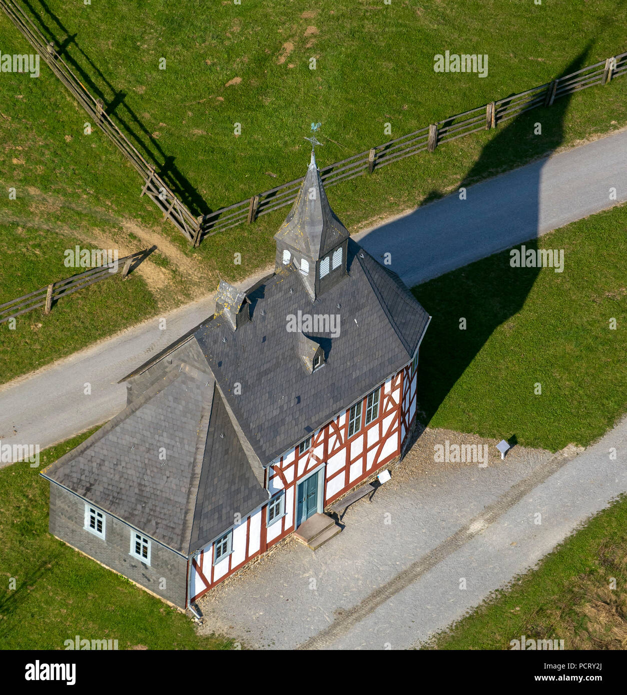 Petite église du village, maisons à colombages de la Lippische Open Air Museum, Musée de Detmold LWL Detmold, pays organisation Westfalen-Lippe, photo aérienne de Detmold Banque D'Images